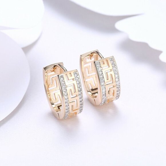 New 18K Gold Plated Huggie  Hoop Earrings - Picture 1 of 3